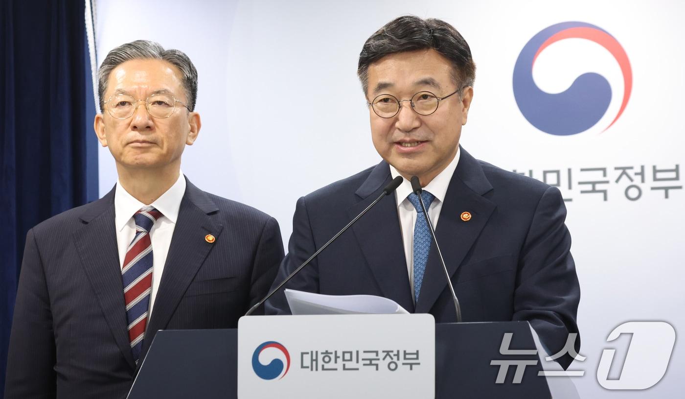 본문 이미지 - 윤호중 행정안전부 장관과 정성호 법무부 장관이 20일 오전 서울 종로구 세종대로 정부서울청사에서 제9회 전국동시지방선거 대국민 담화문 발표를 하고 있다. 2026.5.20 ⓒ 뉴스1 김명섭 기자