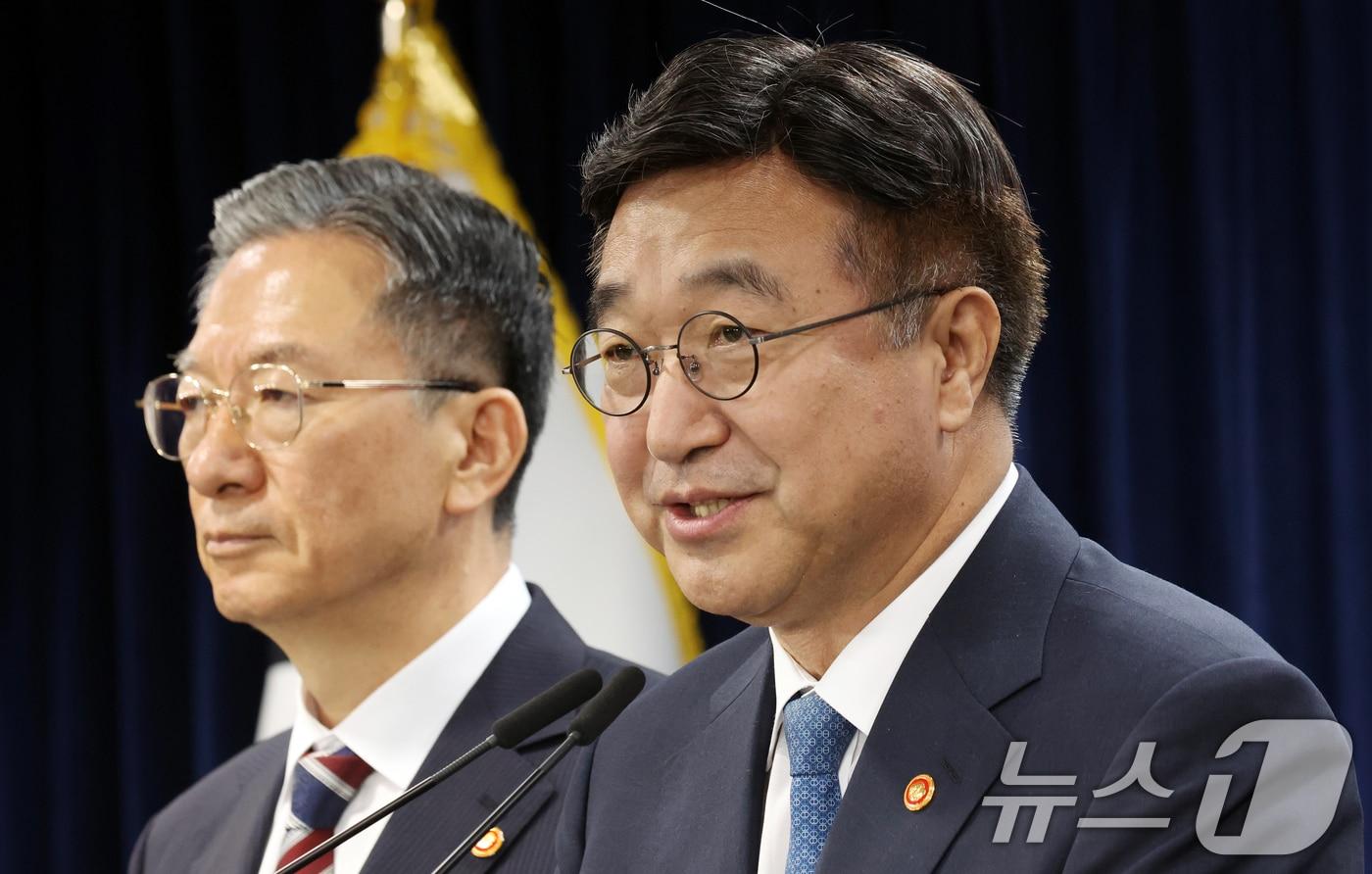 본문 이미지 - 윤호중 행정안전부 장관과 정성호 법무부 장관이 20일 오전 서울 종로구 세종대로 정부서울청사에서 제9회 전국동시지방선거 대국민 담화문 발표를 하고 있다. 2026.5.20 ⓒ 뉴스1 김명섭 기자