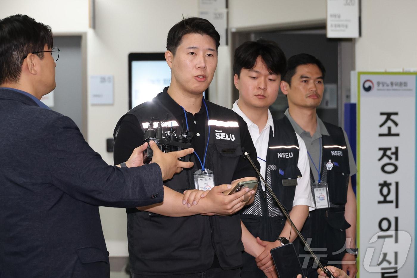 본문 이미지 - 최승호 삼성그룹 초기업노동조합 삼성전자지부 위원장이 총파업 예고시점을 하루 앞둔 20일 정부세종청사 중앙노동위원회에서 열린 사후조정 회의를 마친 뒤 총파업 강행 입장을 밝히며 인사하고 있다. 2026.5.20 ⓒ 뉴스1 김기남 기자
