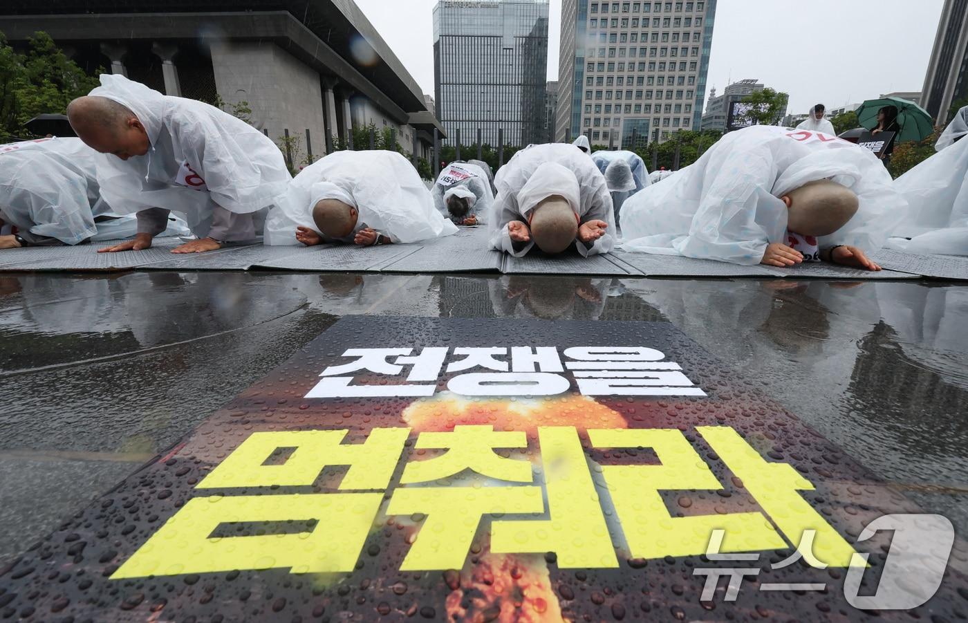 본문 이미지 - 대한불교조계종 사회노동위원회 소속 스님들과 침략전쟁규탄 파병반대 평화행동 회원들이 20일 오전 서울 종로구 주한미국대사관 앞에서 '중동 평화를 기원하는 108배'를 하고 있다. 2026.5.20 ⓒ 뉴스1 임지훈 인턴기자