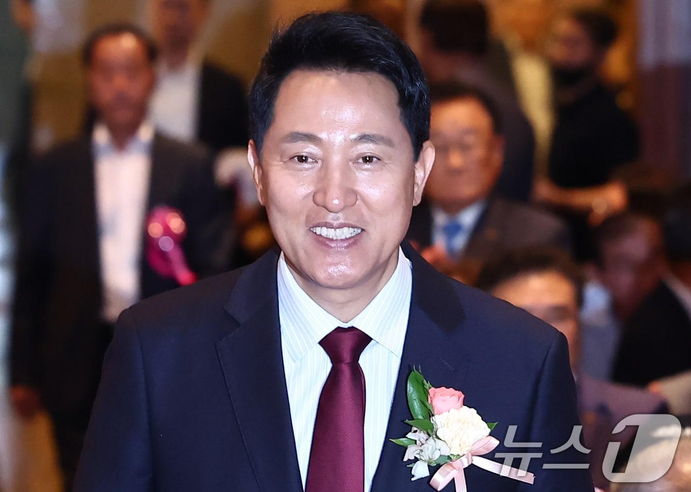 본문 이미지 - 오세훈 국민의힘 서울시장 후보가 20일 서울 송파구 교통회관에서 열린 서울시 개인택시운송사업조합 제56주년 창립기념식에 참석하고 있다. 2026.5.20 ⓒ 뉴스1 김민지 기자