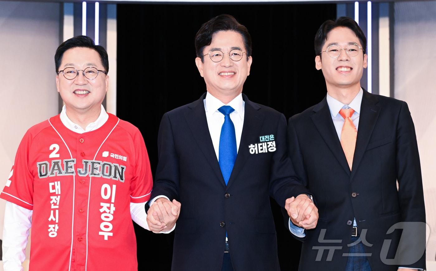 본문 이미지 - 20일 대전KBS에서 열린 제9회 전국동시지방선거 대전시장 후보자 초청 토론회에서 이장우 국민의힘 후보(왼쪽부터), 허태정 더불어민주당 후보, 강희린 개혁신당 후보가 토론에 앞서 포즈를 취하고 있다.(공동취재) 2026.5.20 ⓒ 뉴스1 김기태 기자