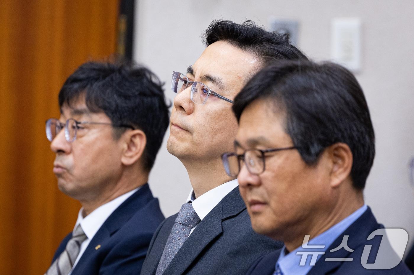 본문 이미지 - 이한우 현대건설 대표이사가 20일 서울 여의도 국회에서 열린 제435회 국회(임시회) 국토교통위원회 제2차 전체회의 GTX-A 삼성역 구간 철근 누락에 대한 현안 질의에 출석해 자리하고 있다. 왼쪽부터 이안호 국가철도공단이사장 직무대행, 이 대표, 최동식 삼안 대표이사. 2026.5.20 ⓒ 뉴스1 유승관 기자
