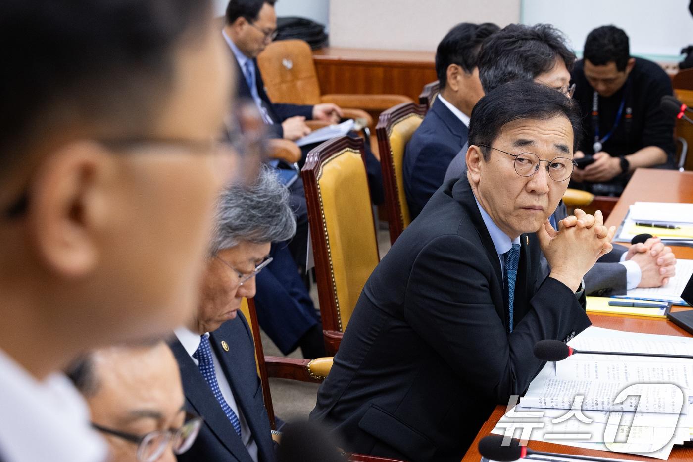 본문 이미지 - 김윤덕 국토교통부 장관이 20일 서울 여의도 국회에서 열린 제435회 국회(임시회) 국토교통위원회 제2차 전체회의 GTX-A 삼성역 구간 철근 누락에 대한 현안 질의에서 임춘근 서울시 도시기반시설본부장의 답변을 지켜보고 있다. 2026.5.20 ⓒ 뉴스1 유승관 기자