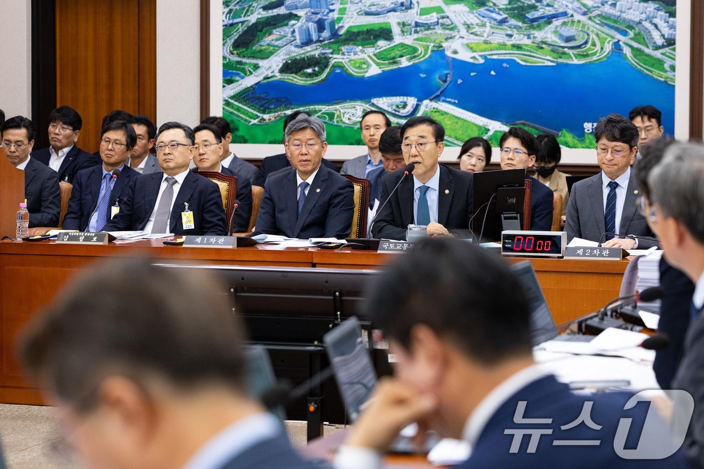 본문 이미지 - 김윤덕 국토교통부 장관이 20일 서울 여의도 국회에서 열린 제435회 국회(임시회) 국토교통위원회 제2차 전체회의 GTX-A 삼성역 구간 철근 누락에 대한 현안 질의에서 의원 질의에 답하고 있다. 2026.5.20 ⓒ 뉴스1 유승관 기자