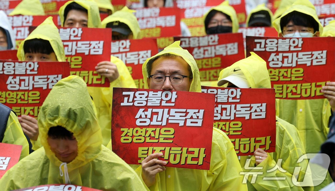 본문 이미지 - 전국화학섬유식품산업노동조합 카카오지회(크루유니언) 조합원들이 20일 경기 성남시 판교역 광장에서 열린 결의대회에서 고용 안정 보장 등을 촉구하고 있다. 2026.5.20 ⓒ 뉴스1 박지혜 기자