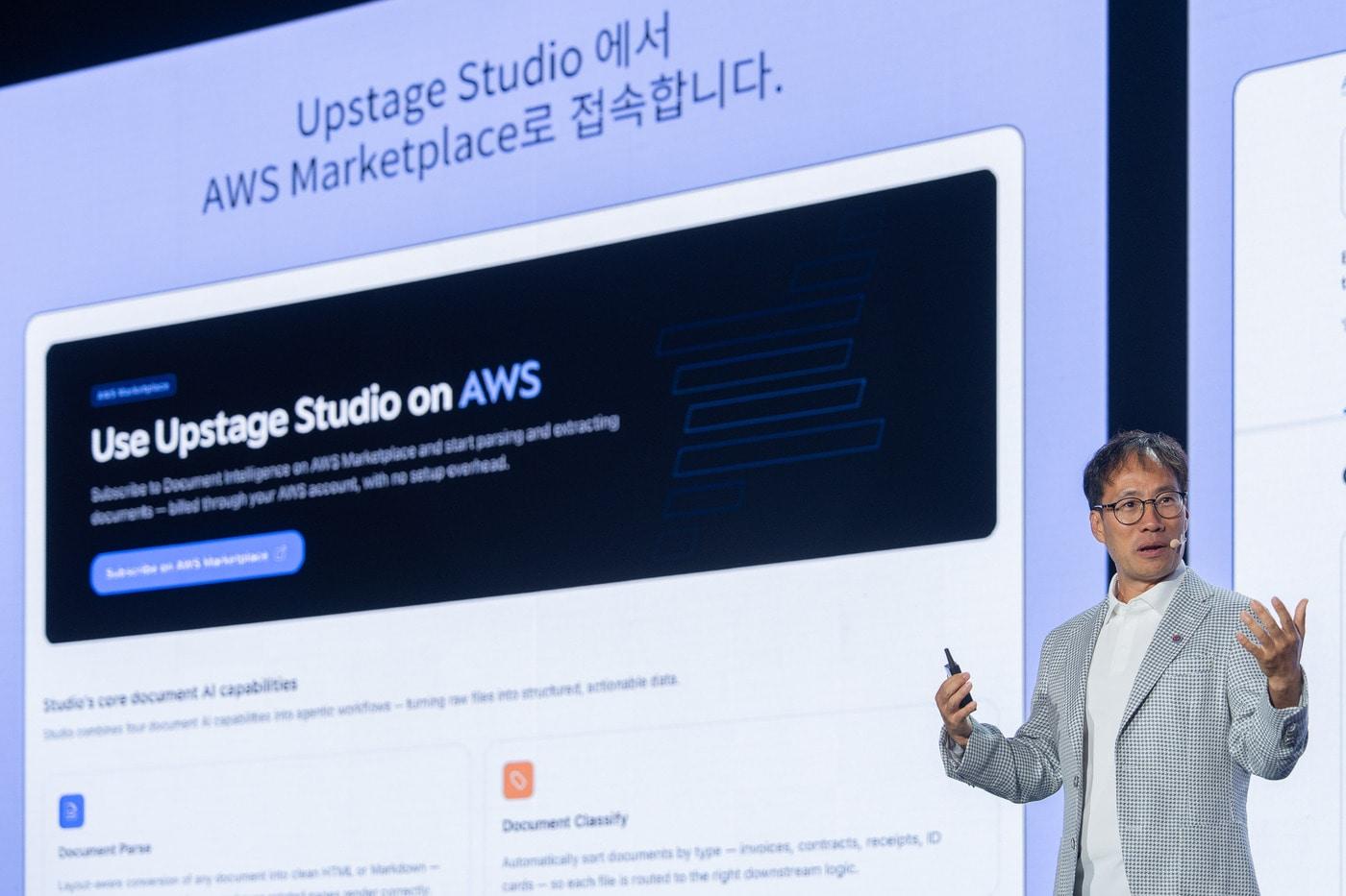 본문 이미지 - 김성훈 업스테이지 대표는 20일 서울 삼성동 코엑스에서 열린 'AWS 서밋 서울 2026'에서 기조연설을 하고 있다. (AWS코리아 제공)
