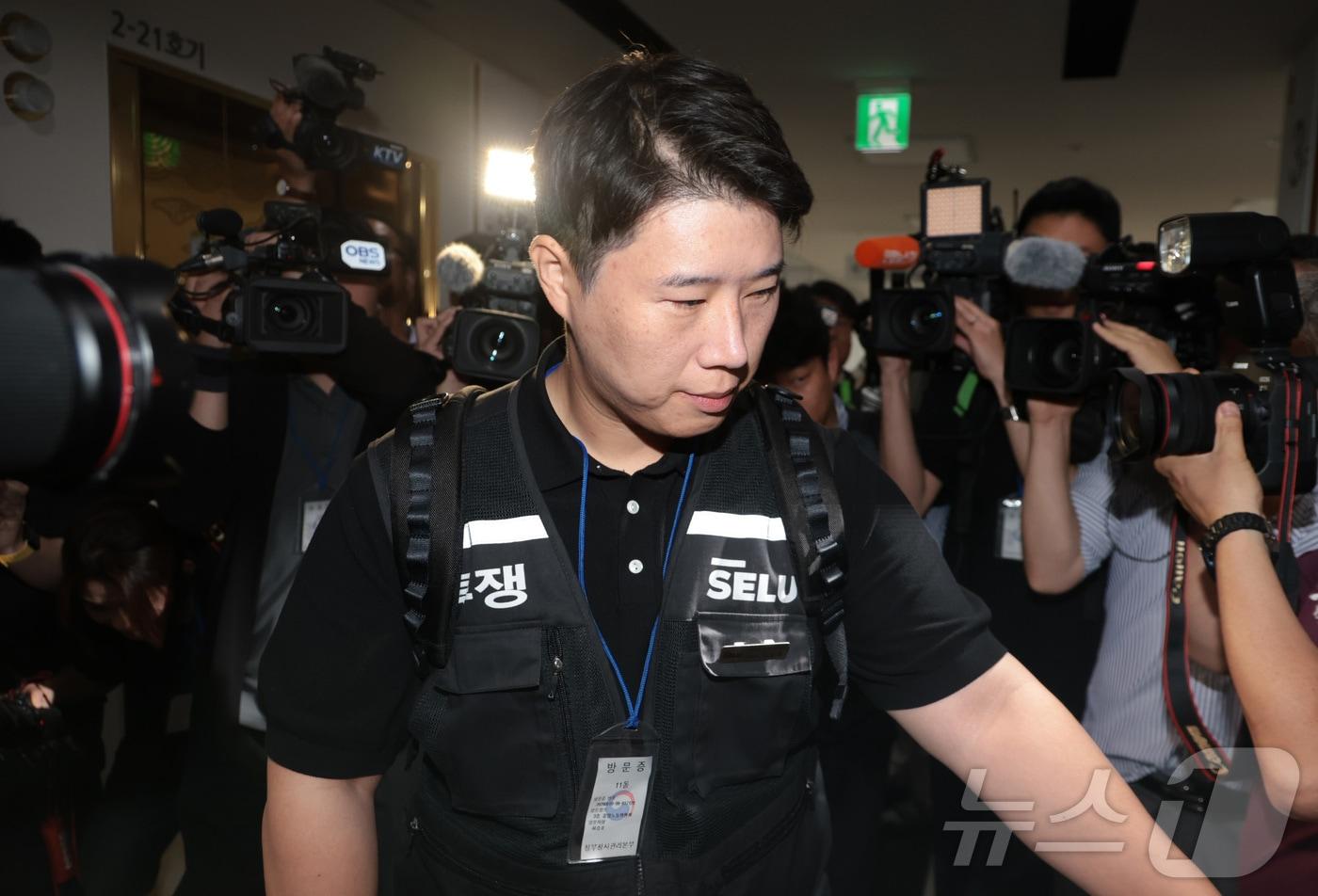 본문 이미지 - 최승호 삼성그룹 초기업노동조합 삼성전자지부 위원장이 총파업 예고시점을 하루 앞둔 20일 정부세종청사 중앙노동위원회에서 노사협상 결렬에 따른 총파업 강행 입장을 밝힌 뒤 협상장을 떠나고 있다. (공동취재) 2026.5.20 ⓒ 뉴스1 김기남 기자