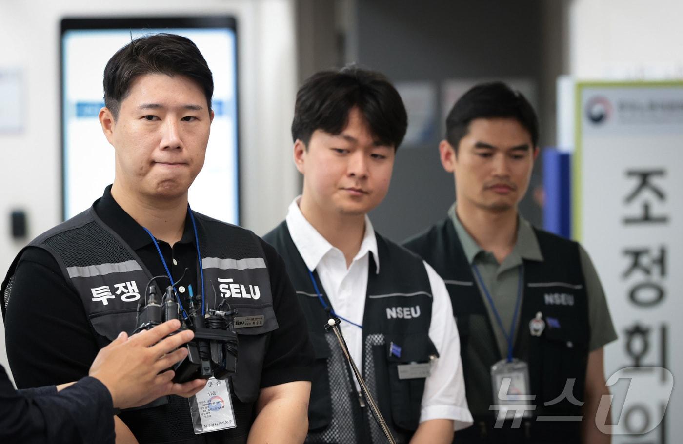 본문 이미지 - 최승호 삼성그룹 초기업노동조합 삼성전자지부 위원장이 총파업 예고시점을 하루 앞둔 20일 정부세종청사 중앙노동위원회에서 노사협상 결렬에 따른 총파업 강행 입장을 밝히고 있다. (공동취재) 2026.5.20 ⓒ 뉴스1 김기남 기자