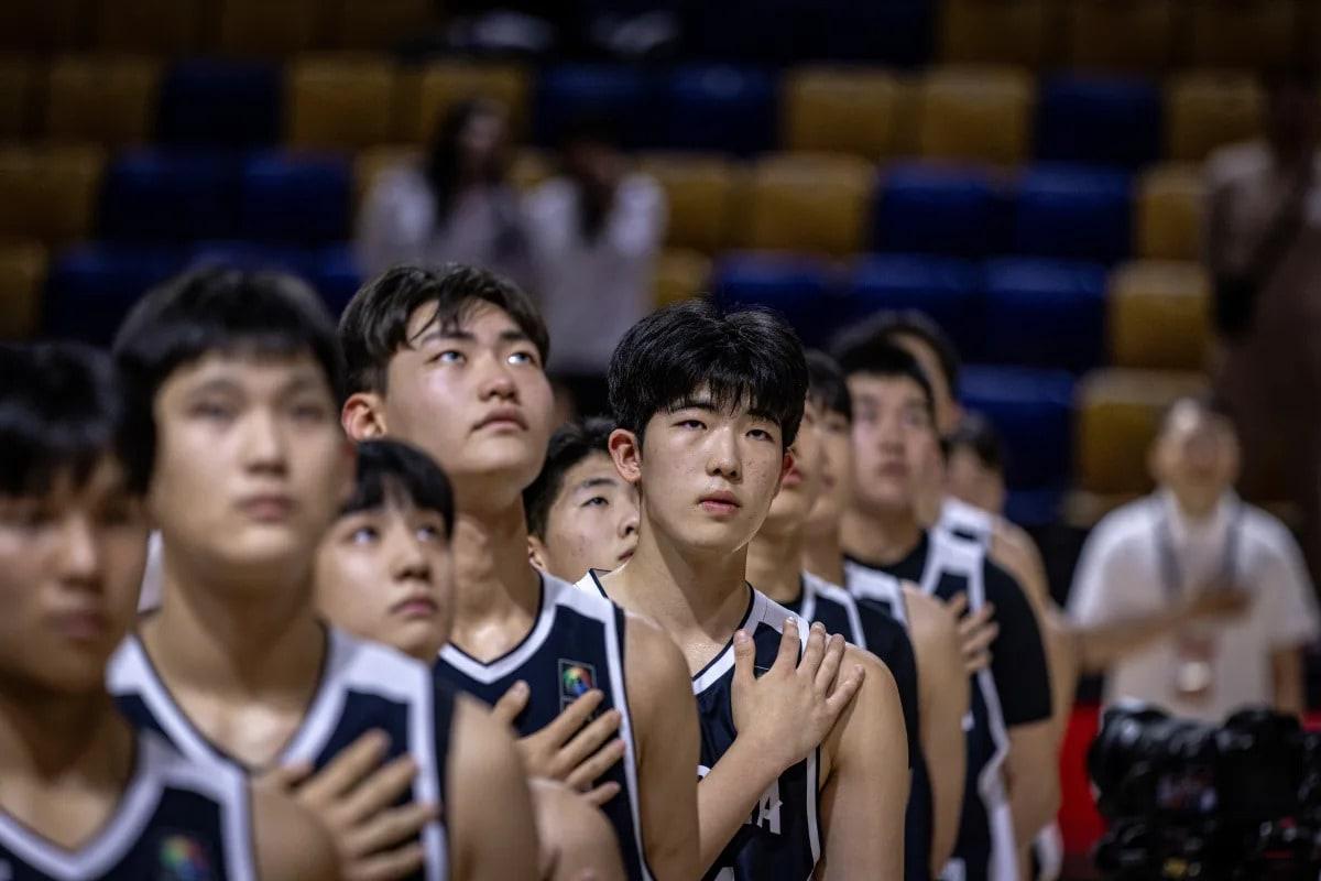 본문 이미지 - U18 남자농구 국가대표로 선발 된 신유범(가운데).(대한민국농구협회 제공)