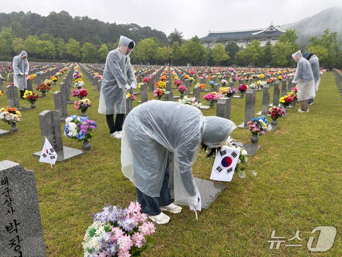 본문 이미지 - 한국수목원정원관리원은 20일 국립대전현충원 장병2묘역에서 호국보훈의 달을 앞두고 '태극기 꽂기' 봉사활동을 실시했다. (한국수목원정원관리원 제공.재판매 및 DB금지)/뉴스1