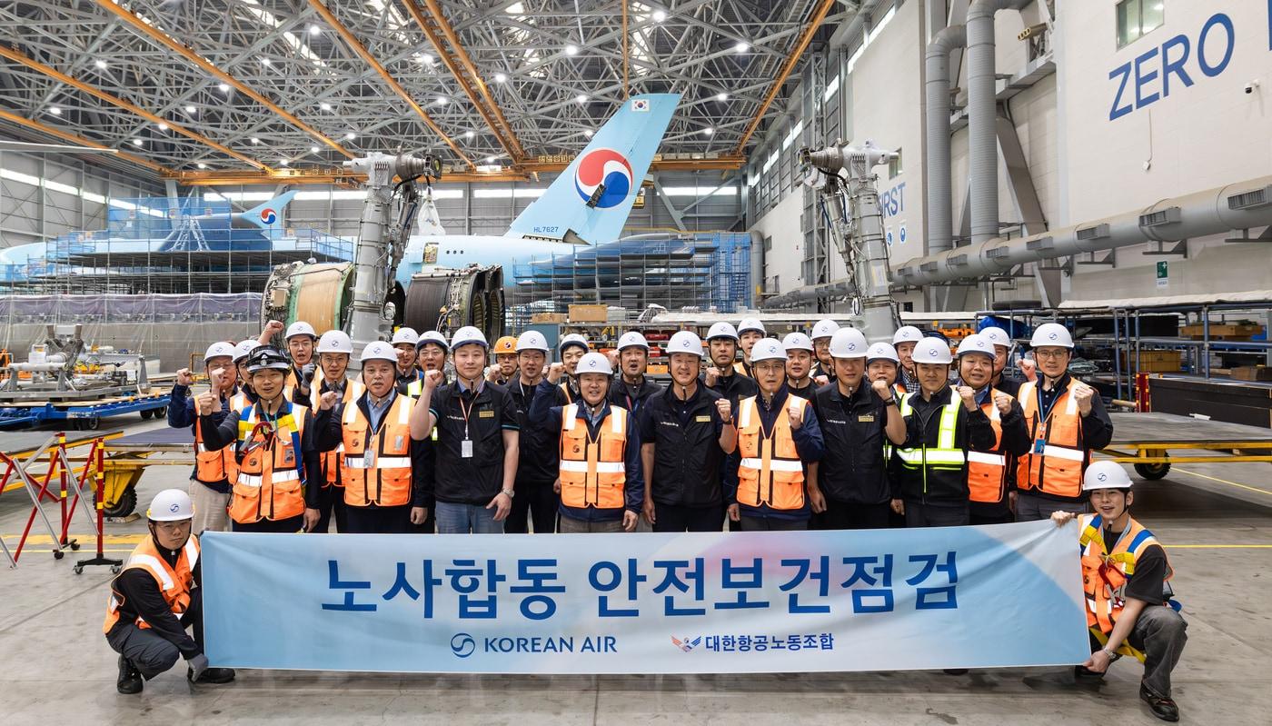 본문 이미지 -  대한항공 '노사합동 안전보건점검' 참석자들이 기념사진을 찍고 있다.(대한항공 제공)