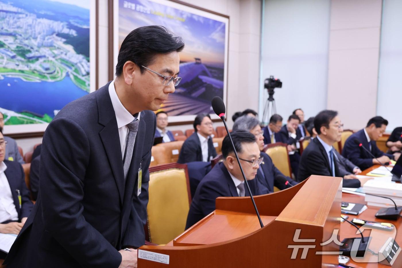 본문 이미지 - 이한우 현대건설 대표이사가 20일 서울 여의도 국회 국토교통위원회에서 열린 GTX-A 삼성역 구간 철근 누락에 대한 현안 질의에서 고개 숙여 인사하고 있다. 2026.5.20 ⓒ 뉴스1 신웅수 기자