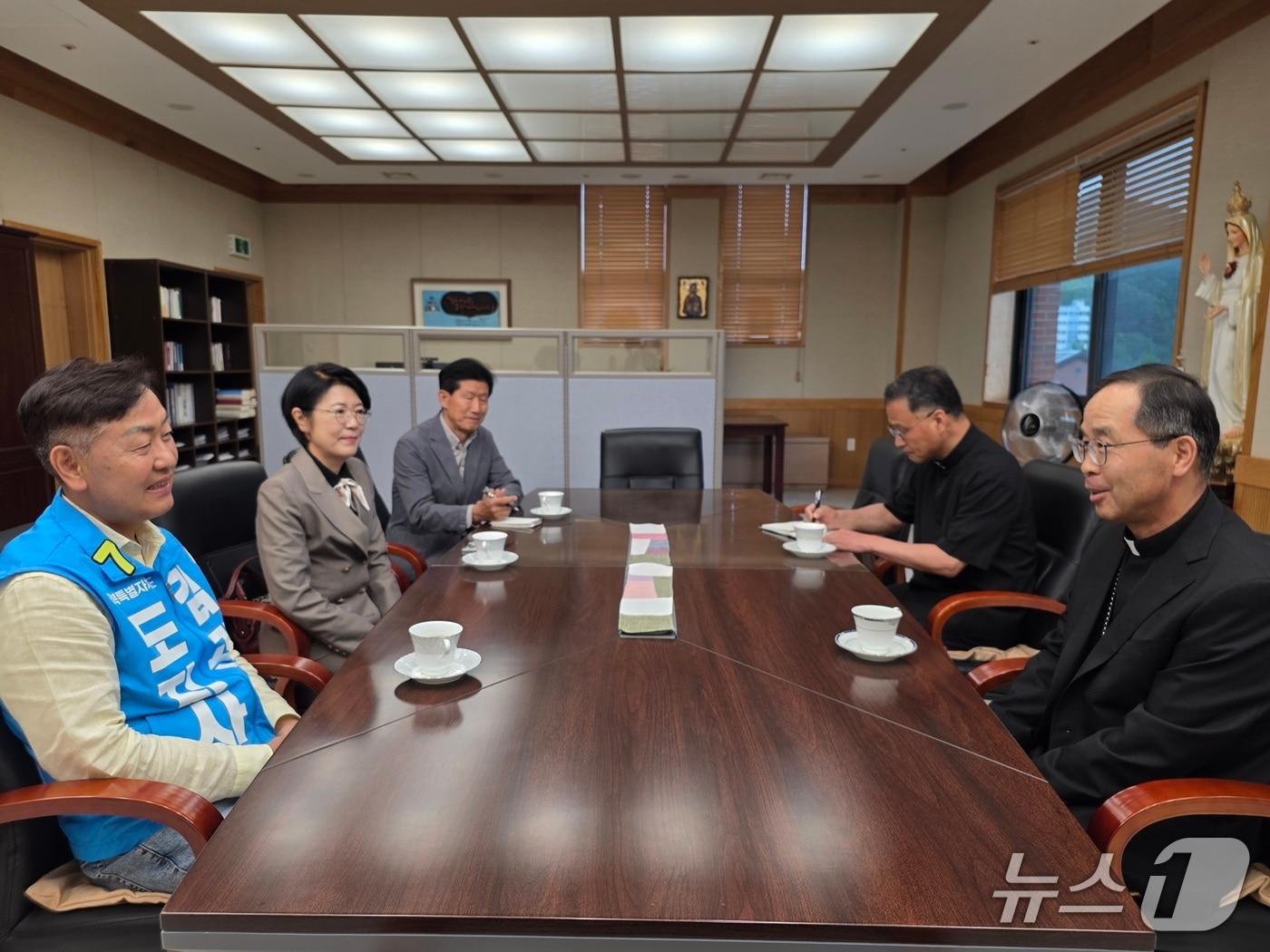본문 이미지 - 20일 김관영 전북지사 후보(무소속)가 천주교 전주교구청을 방문해 교구장인 김선태 주교와 면담을 갖고 있다.(김관영 후보 캠프 제공. 재판매 및 DB금지)/뉴스1 
