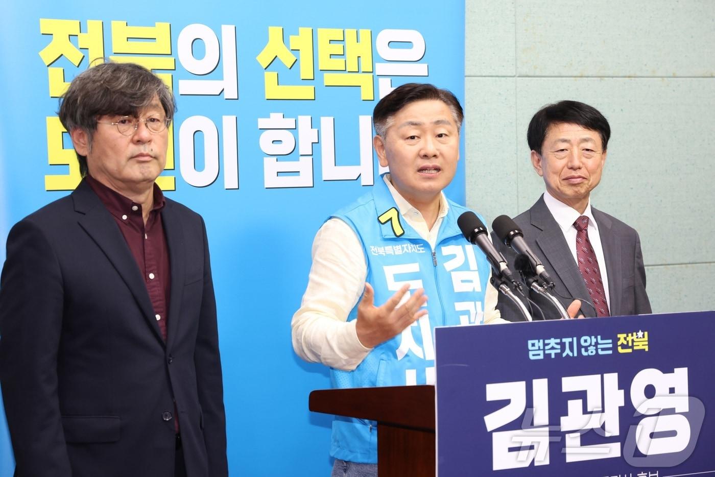 본문 이미지 - 김관영 무소속 전북도지사 후보가 20일 전북 전주시 전북특별자치도의회에서 기자회견을 열고 질의에 답변을 하고 있다. ⓒ 뉴스1 유경석 기자