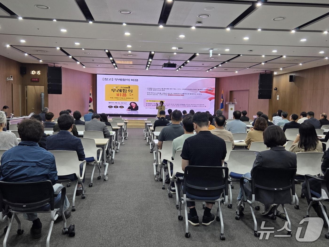 본문 이미지 - 20일 오전 경기도의회 대회의실에서 의회사무처 5급 이상 공무원을 대상으로 한 '성희롱·성폭력 예방 및 고충상담 대응 역량 강화 교육'이 진행됐다.(도의회 제공. 재판매 및 DB금지)/뉴스1