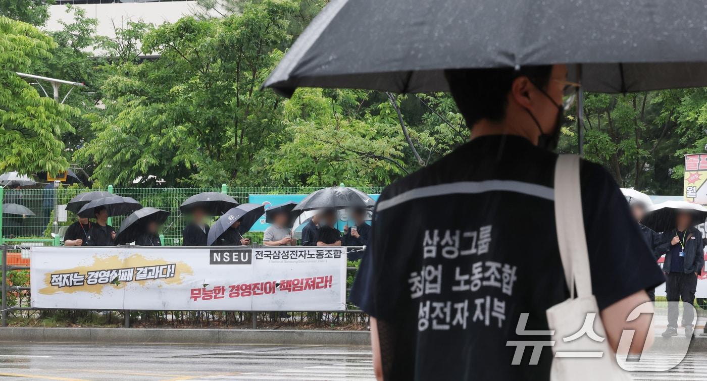 본문 이미지 - 경기 평택시 고덕동 삼성전자 평택캠퍼스 앞에 붙어있는 파업관련 노조 현수막의 모습(자료사진) 2026.5.20 ⓒ 뉴스1 김영운 기자