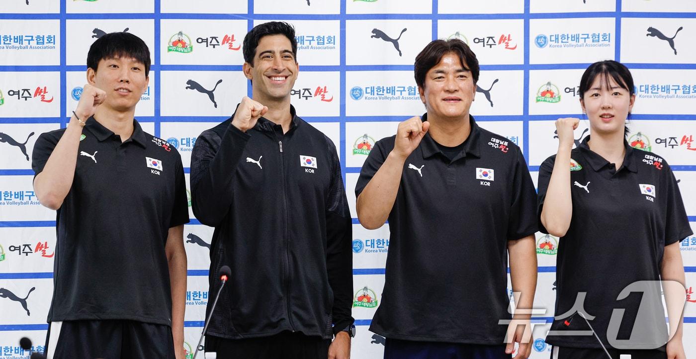 본문 이미지 - 남자 배구 국가대표팀 주장 황택의(왼쪽부터)와 이사나예 라미레스(Issanaye Ramires) 감독, 여자대표팀 차상현 감독과 주장 강소휘가 20일 오후 서울 송파구 올림픽회관에서 2026년 한국 남녀 배구 국가대표팀 기자회견에 앞서 파이팅을 외치고 있다. 2026.5.20 ⓒ 뉴스1 안은나 기자