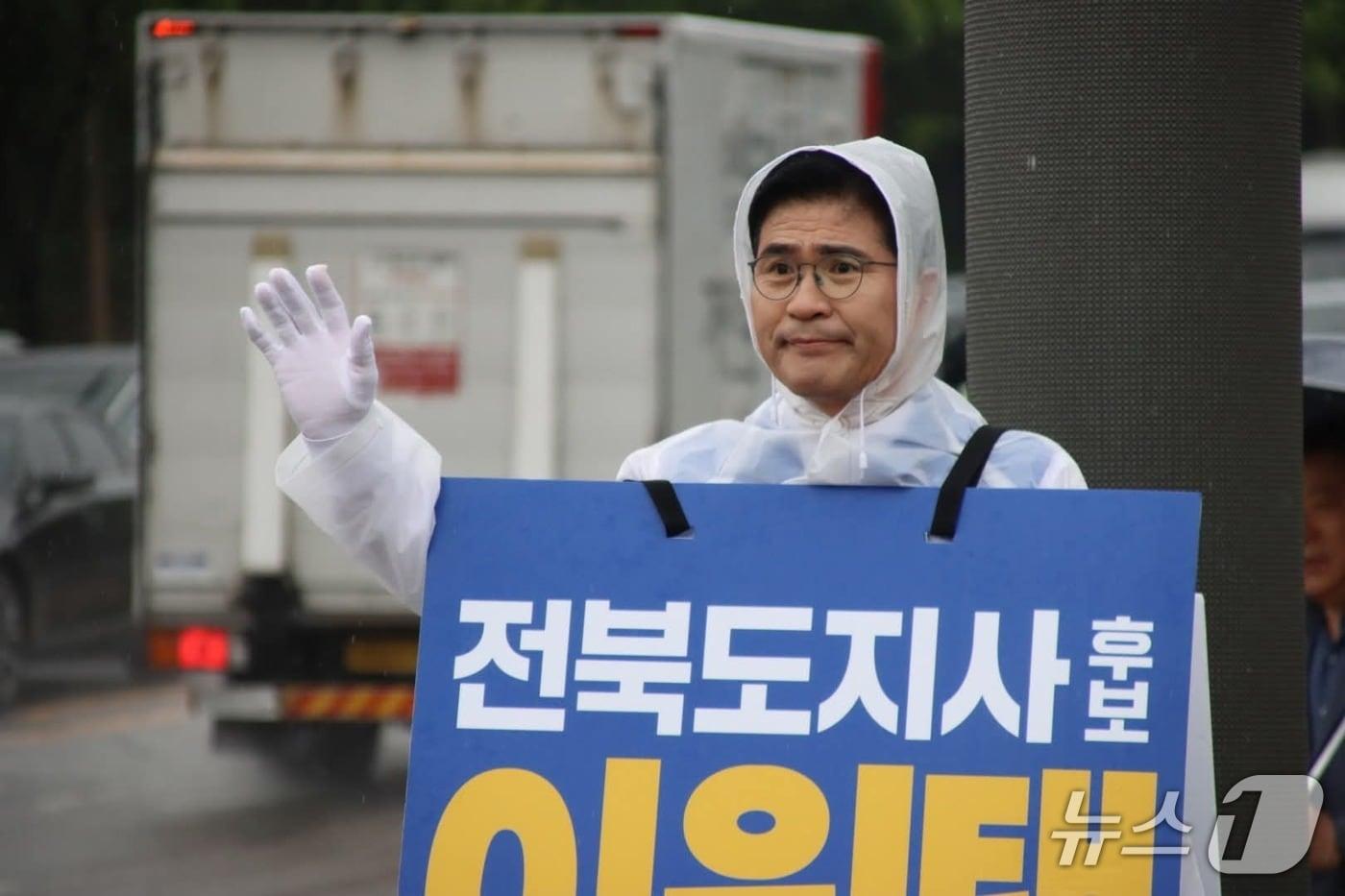 본문 이미지 - 20일 이원택 전북도지사 후보(더불어민주당) 후보가 전주시 덕진 가련광장사거리에서 출근길 아침 인사를 하고 있다.(이원택 후보 SNS 캡처)/뉴스1 