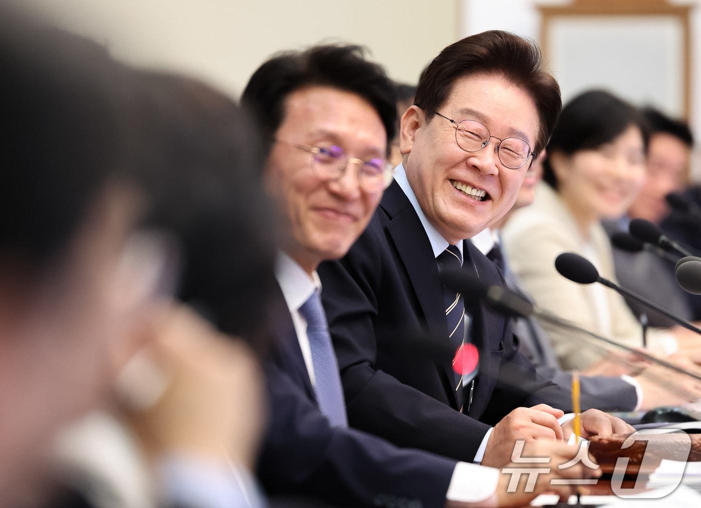 본문 이미지 - 이재명 대통령이 20일 청와대에서 열린 제22회 국무회의 겸 제9차 비상경제점검회의에서 미소를 짓고 있다. 2026.5.20 ⓒ 뉴스1 허경 기자
