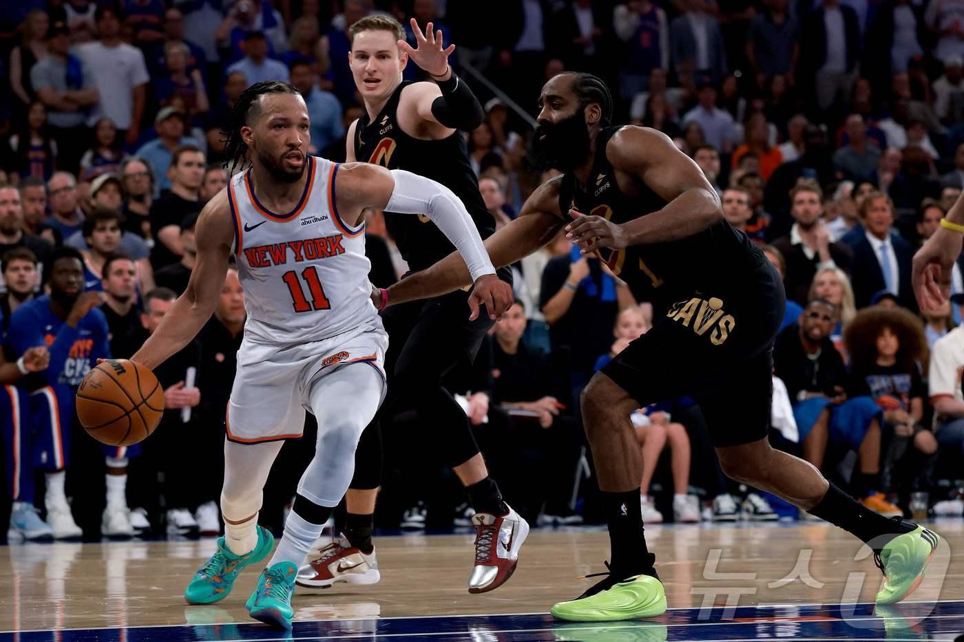 본문 이미지 - NBA 뉴욕 제일런 브런슨(왼쪽)이 20일(한국시간) 클리블랜드와 동부 콘퍼런스 결승 1차전에서 드리블을 하고 있다. ⓒ AFP=뉴스1