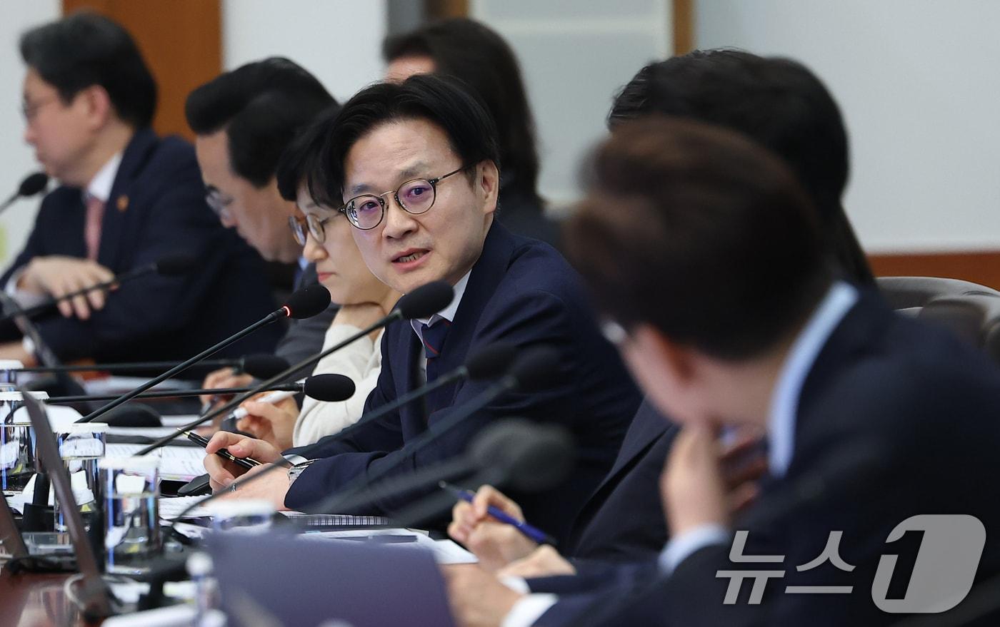 본문 이미지 - 김정관 산업통상부 장관이 20일 청와대에서 열린 제22회 국무회의 겸 제9차 비상경제점검회의에서 이재명 대통령 질문에 답변하고 있다. 2026.5.20 ⓒ 뉴스1 허경 기자
