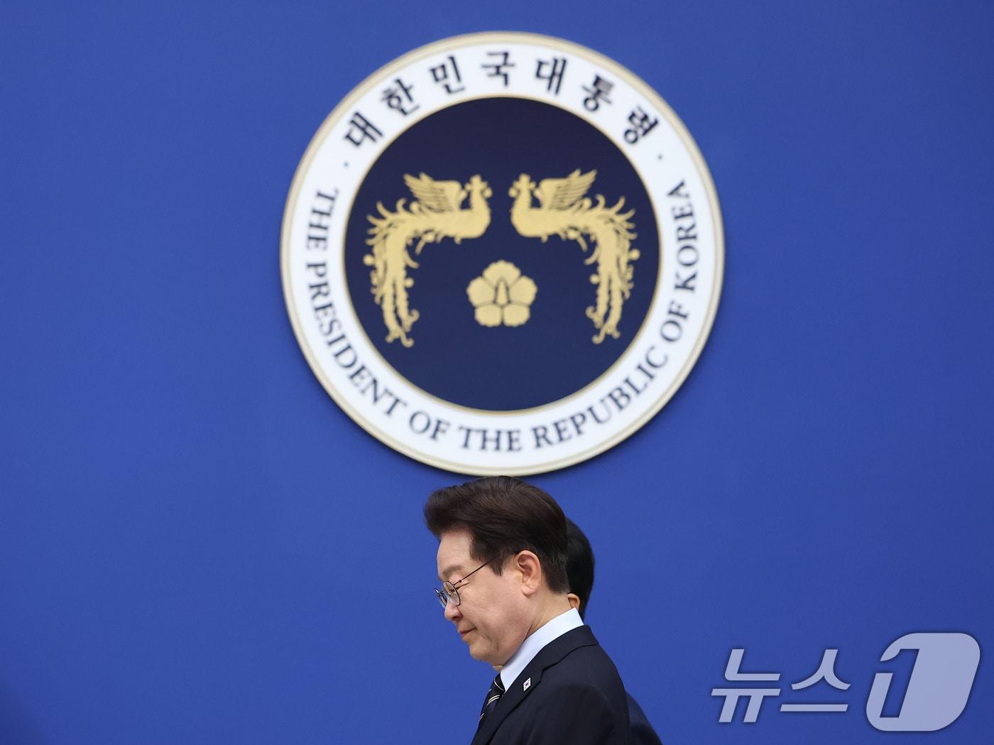 본문 이미지 - 이재명 대통령이 20일 청와대에서 열린 제22회 국무회의 겸 제9차 비상경제점검회의에 입장하고 있다. 2026.5.20 ⓒ 뉴스1 허경 기자