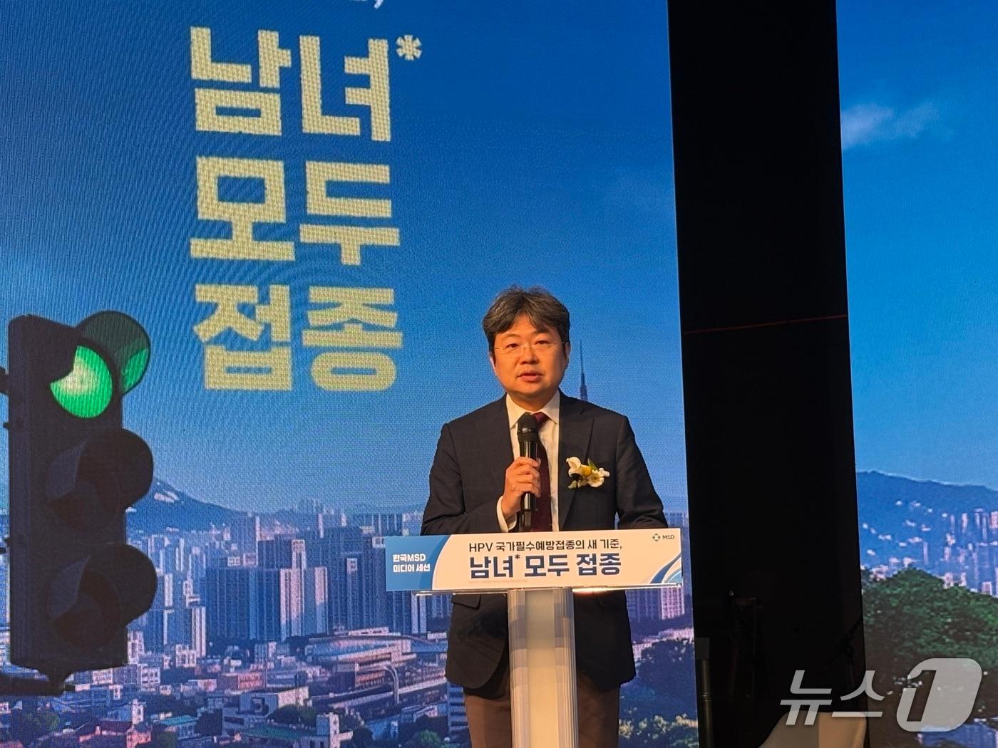 본문 이미지 - 김동현 인하대병원 소아청소년과 교수가 20일 오후 서울 성암아트홀에서 열린 HPV 국가필수예방접종(NIP)의 새 기준, 남녀 모두 접종 기자간담회에서 설명하고 있다.
