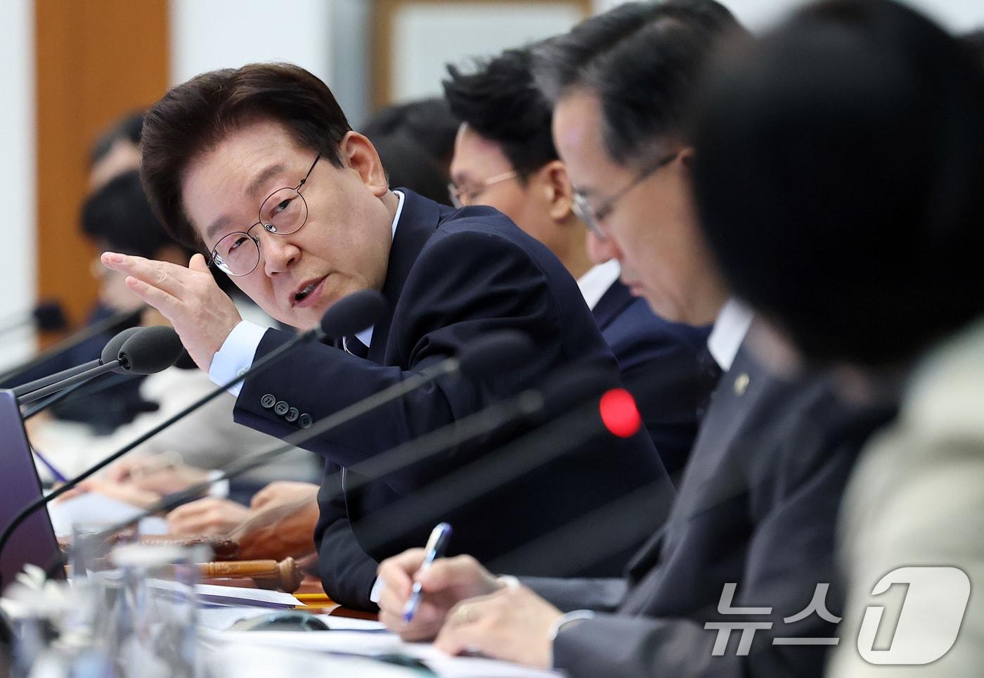 본문 이미지 - 이재명 대통령이 20일 청와대에서 열린 제22회 국무회의 겸 제9차 비상경제점검회의에서 현수엽 보건복지부 제1차관에게 질문하고 있다. 2026.5.20 ⓒ 뉴스1 허경 기자