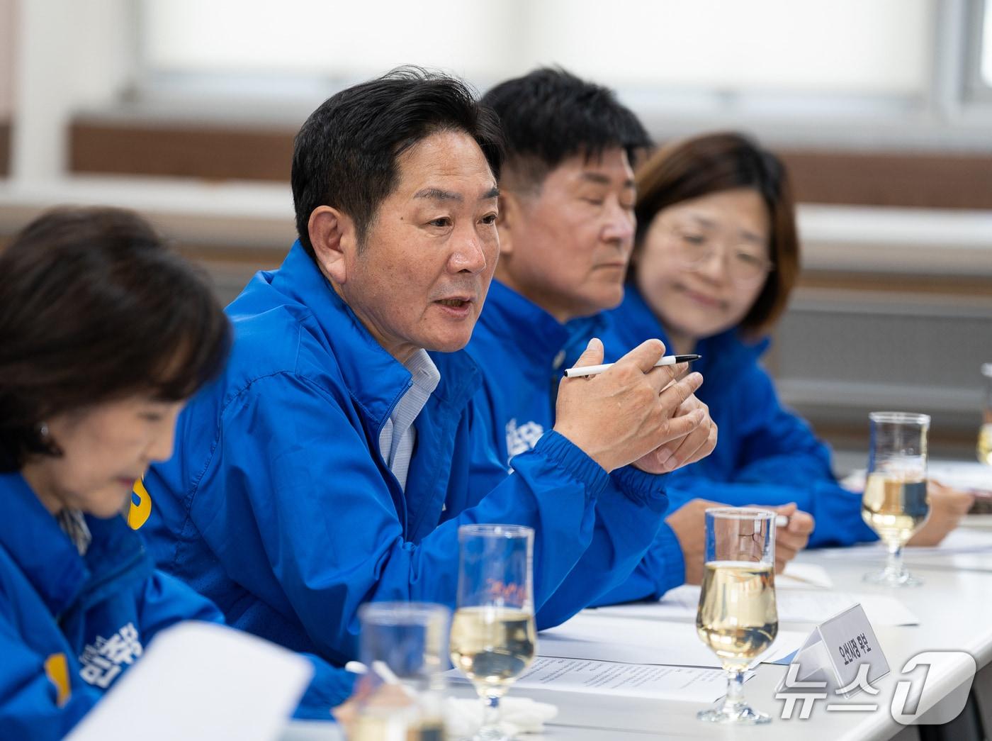 본문 이미지 -  조용호 후보가 중앙동 주민들과 대화를 나누고 있다.(조 후보 선거사무소 제공)