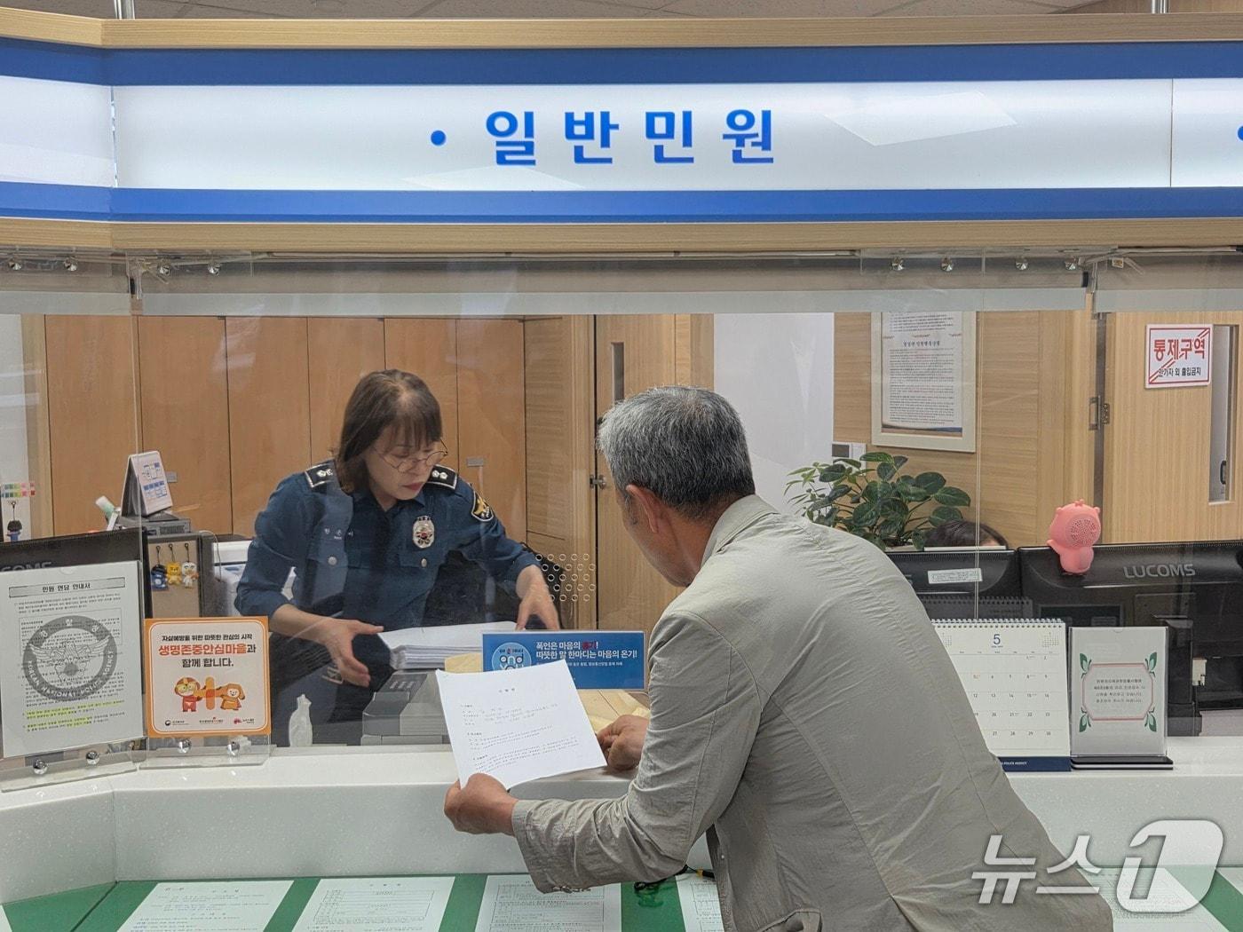 본문 이미지 - 고발인 A 씨가 20일 오후 전북경찰청 민원실에서 공직선거법상 허위 사실 공표 등 혐의로 이원택 더불어민주당 전북도지사 후보에 대한 고발장을 접수하고 있다./뉴스1 문채연 기자