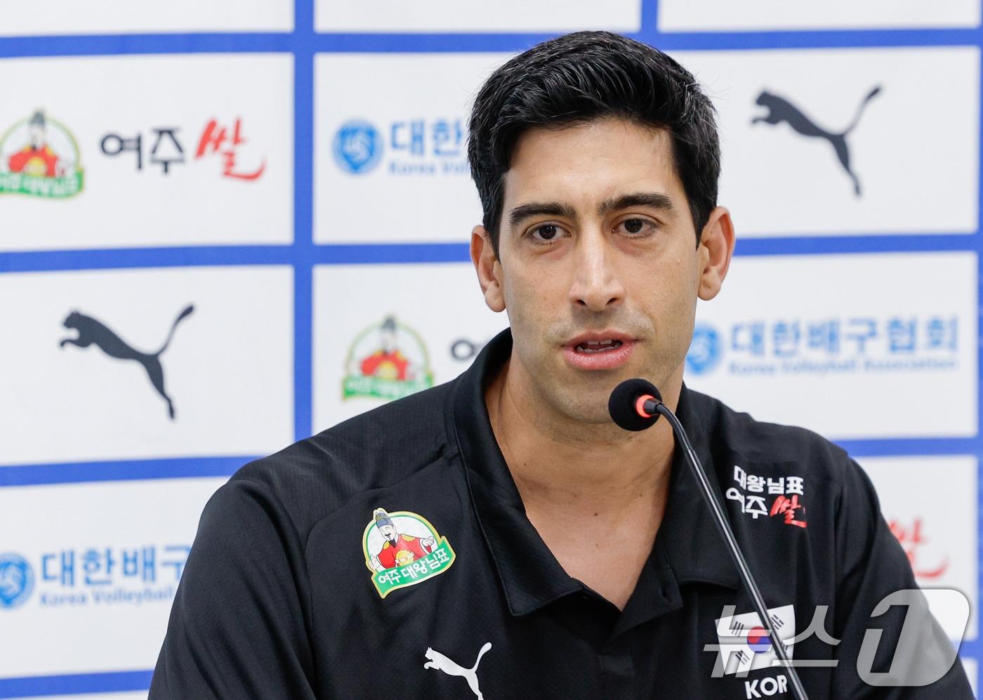 본문 이미지 - 남자 배구 국가대표팀 이사나예 라미레스(Issanaye Ramires) 감독이 20일 오후 서울 송파구 올림픽회관에서 열린 2026년 한국 남녀 배구 국가대표팀 기자회견에 참석해 취재진 질의에 답하고 있다. 2026.5.20 ⓒ 뉴스1 안은나 기자