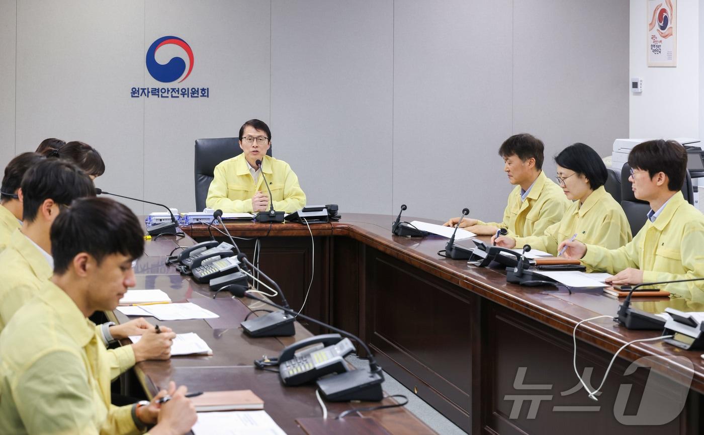 본문 이미지 - 최원호 원자력안전위원회 위원장이 20일 서울 종로구 원자력안전위원회 중앙방사능통제상황실에서 한국원자력안전기술원, 한국원자력통제기술원, 13개 지자체(경북 경주시, 부산 기장군 등) 소속 공무원 등과 여름철 원자력이용시설 특별점검 착수회의를 영상으로 개최했다. 2026.05.20 ⓒ 뉴스1 (원자력안전위원회 제공. 재판매 및 DB금지)