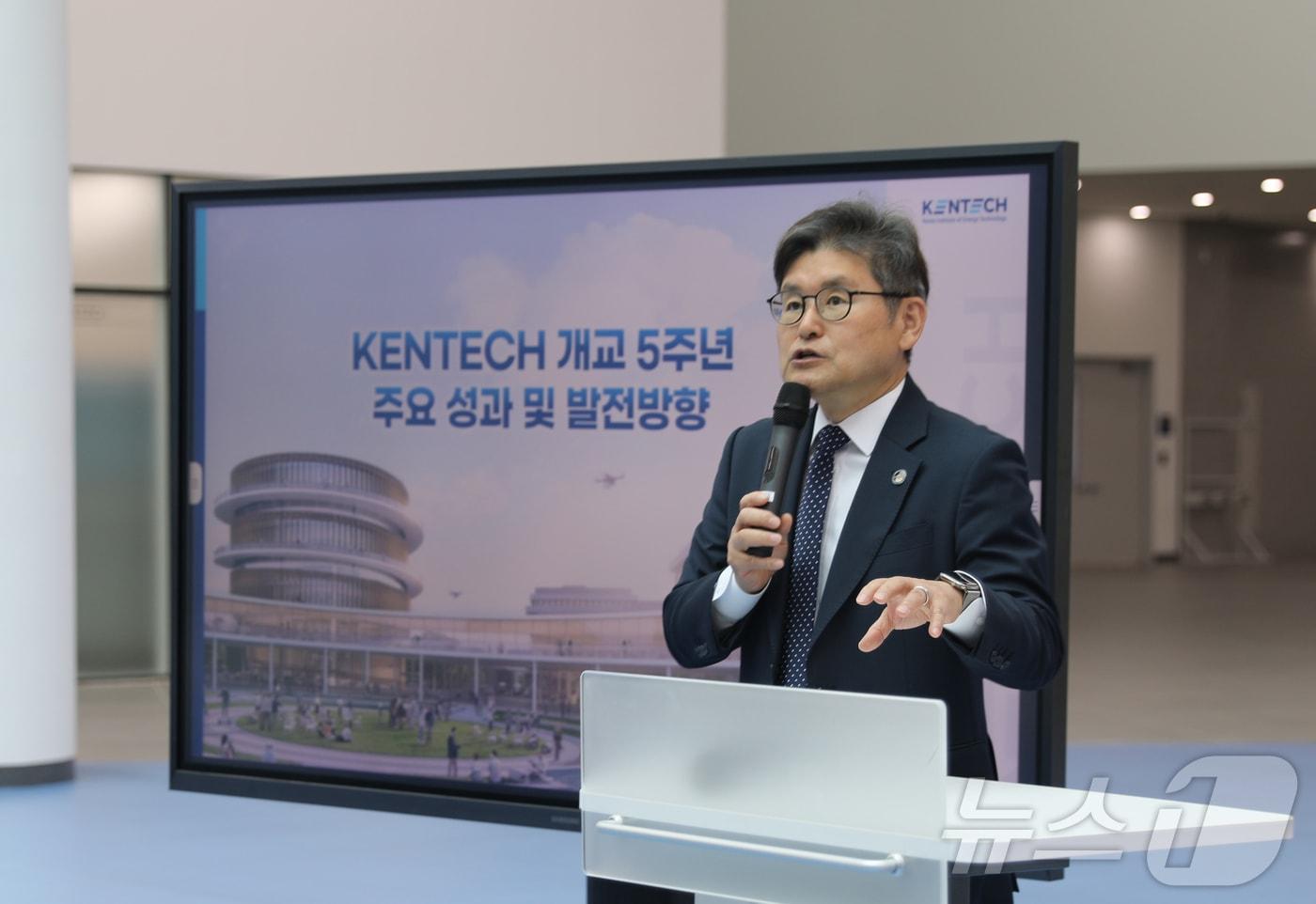 본문 이미지 - 박진호 한국에너지공대 총장직무대행이 20일 연구동에서 열린 출입기자 초청 성과공유회 인사말을 하고 있다.(에너지공대 제공, 재배포 및 DB 금지) ⓒ 뉴스1