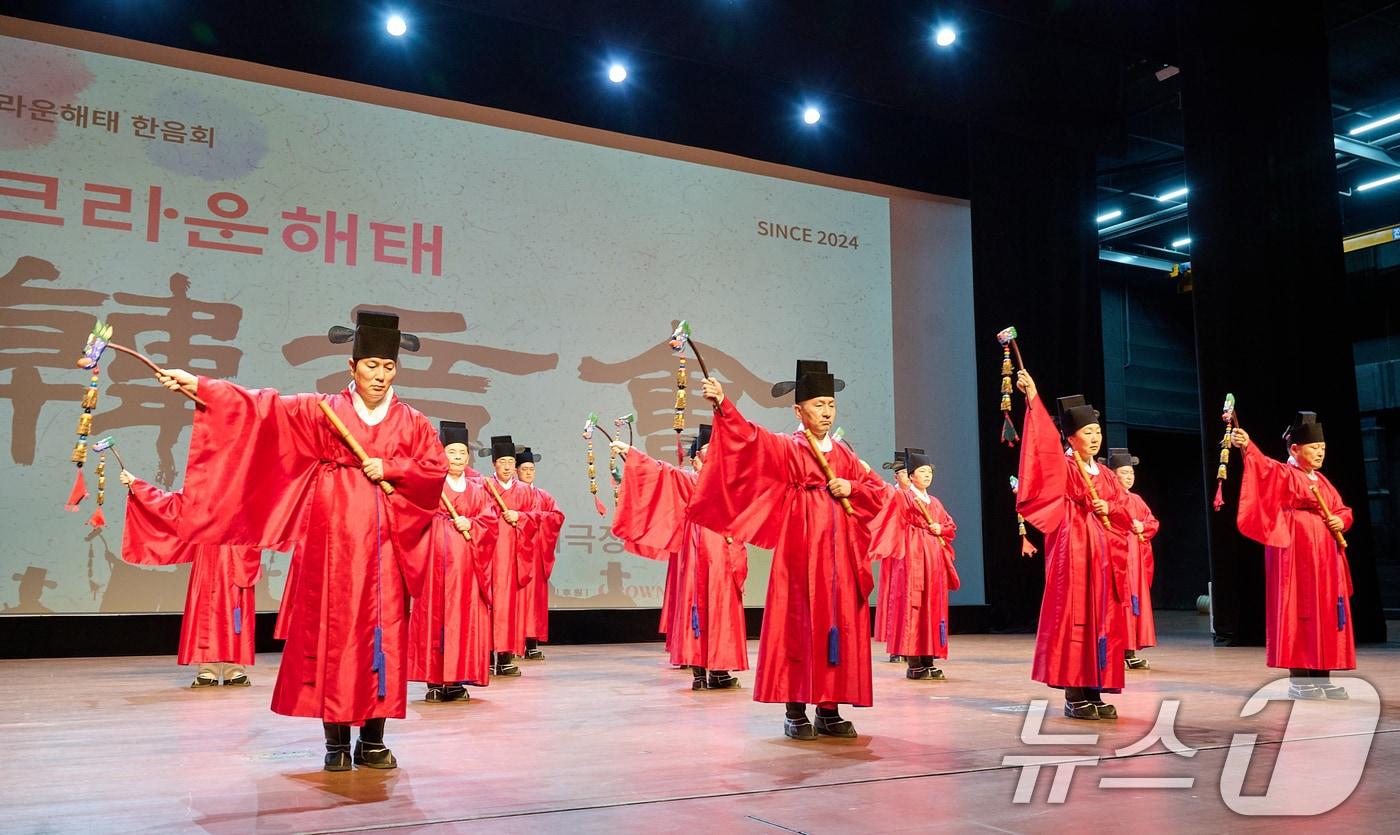 본문 이미지 - 제11회 크라운해태 한음회 공연이 20일 전남 여수 GS칼텍스 예울마루 대극장에서 열려 임직원 국악동아리 '팔풍의몸짓' 팀의 종묘제례악 전폐희문이 펼쳐지고 있다. ⓒ 뉴스1 김태성 기자