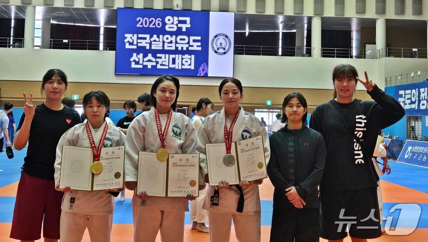본문 이미지 - 전북 고창군청 여자유도부가 양구전국실업유도선수권대회에서 금메달 3개, 은메달 2개를 획득했다.(고창군 제공. 재판매 및 DB금지)