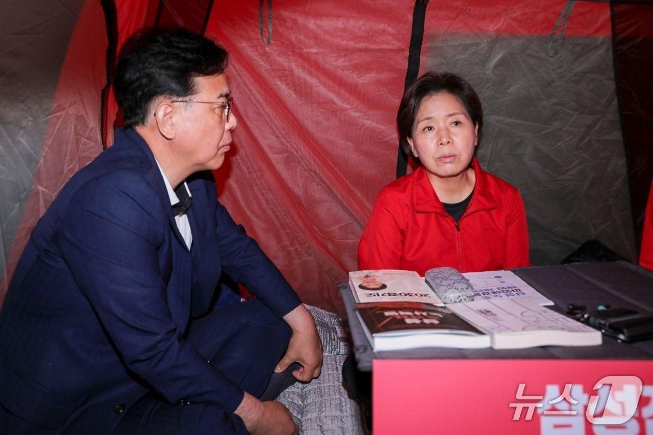 본문 이미지 - 송언석 국민의힘 원내대표(공동선거대책위원장)가 20일 삼성전자 경기 평택캠퍼스 앞에서 사흘째 단식 농성 중인 양향자 국민의힘 경기지사 후보를 찾아 격려하고 있다.(양 후보 캠프 제공. 재판매 및 DB금지)