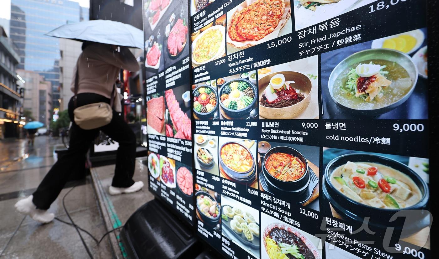 본문 이미지 - 사진은 이날 서울 시내 한 식당에 냉면 메뉴가 게시돼 있다. 2026.5.20 ⓒ 뉴스1 김성진 기자