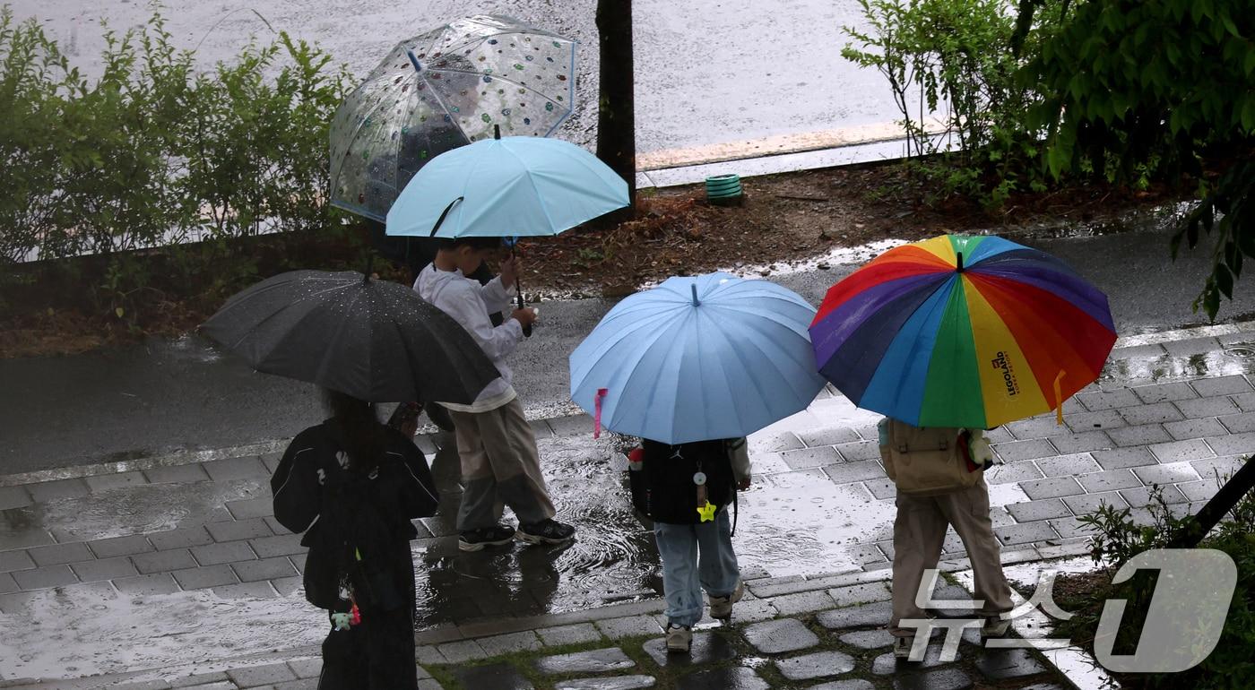 본문 이미지 - 비가 내린 20일 전북 완주군 삼봉로에서 우산을 쓴 어린이들이 발걸음을 옮기고 있다. ⓒ 뉴스1 유경석 기자