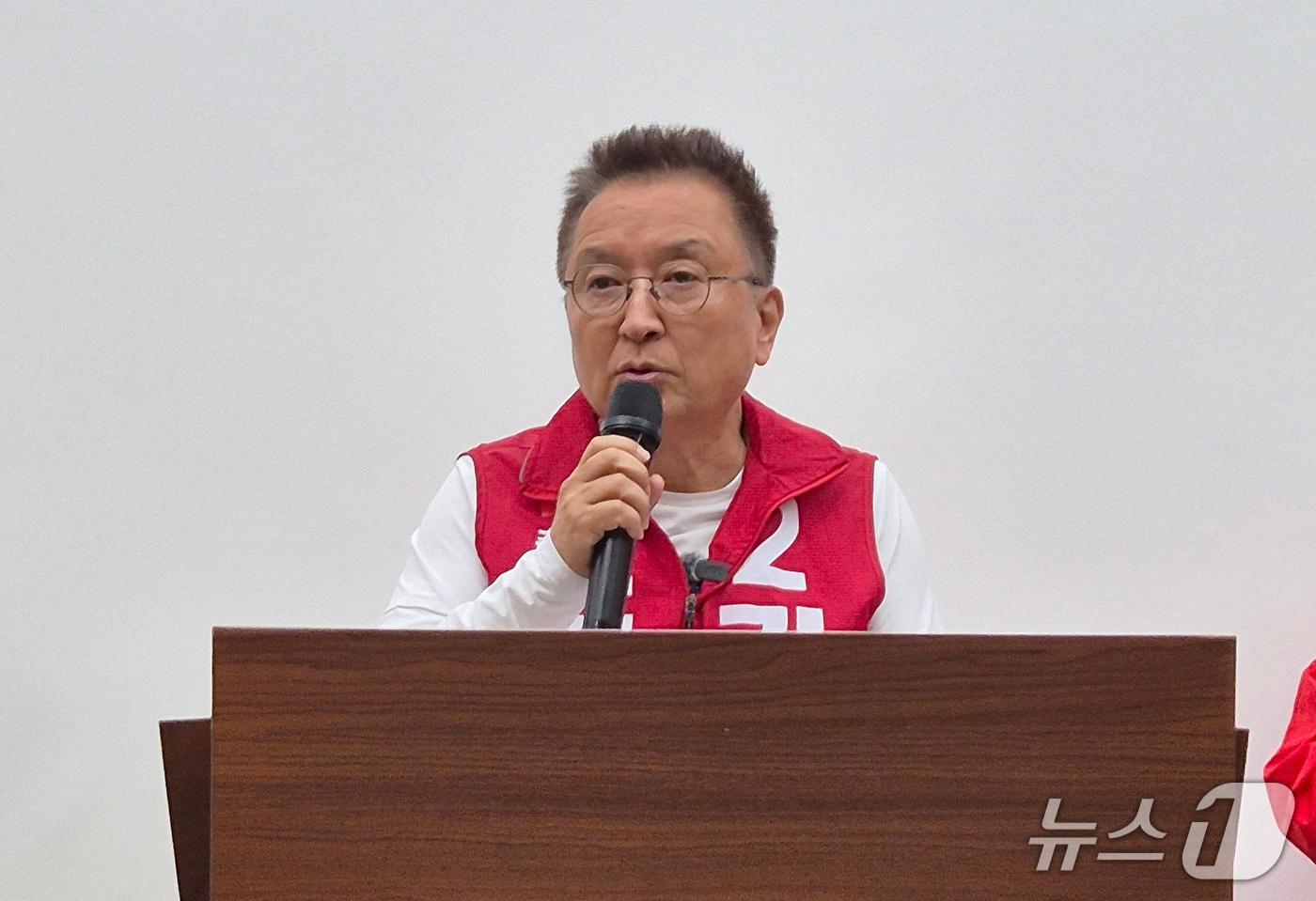 본문 이미지 - 김영환 국민의힘 충북지사 후보가 20일 도청 브리핑룸에서 기자회견을 열어 신용한 더불어민주당 충북지사 후보의 각종 의혹과 관련해 조속한 수사를 촉구하고 있다. 2026.5.20/뉴스1