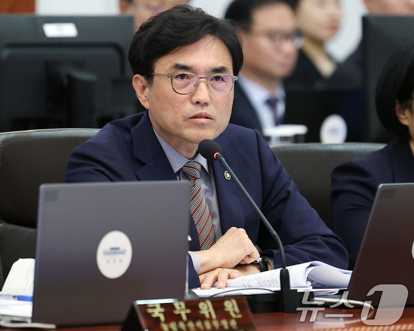 본문 이미지 - 권창준 고용노동부 차관이 20일 청와대에서 열린 제22회 국무회의 겸 제9차 비상경제점검회의에서 발언하고 있다. 2026.5.20 ⓒ 뉴스1 허경 기자
