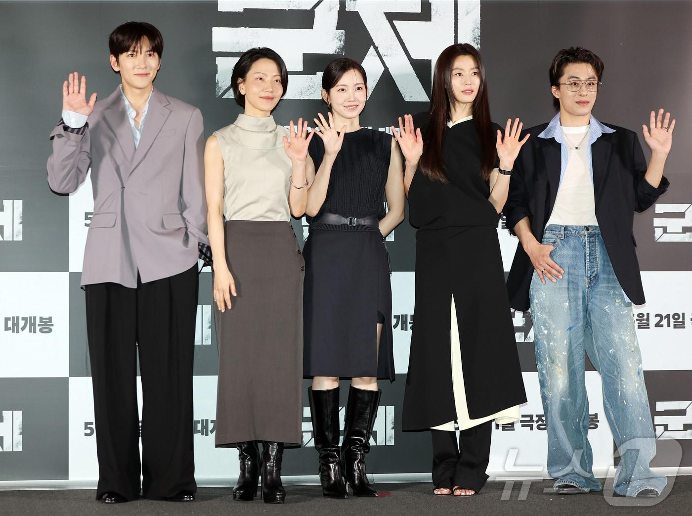 본문 이미지 - 배우 지창욱(왼쪽부터)과 김신록, 신현빈, 전지현, 구교환이 20일 서울 용산구 CGV용산아이파크몰에서 열린 영화 '군체' 기자간담회에 참석해 포즈를 취하고 있다. '군체'는 정체불명의 감염사태로 봉쇄된 건물 안, 고립된 생존자들이 예측할 수 없는 형태로 진화하는 감염자들에 맞서 벌이는 사투를 그린 작품으로 오는 21일 개봉한다. 2026.5.20 ⓒ 뉴스1 김진환 기자
