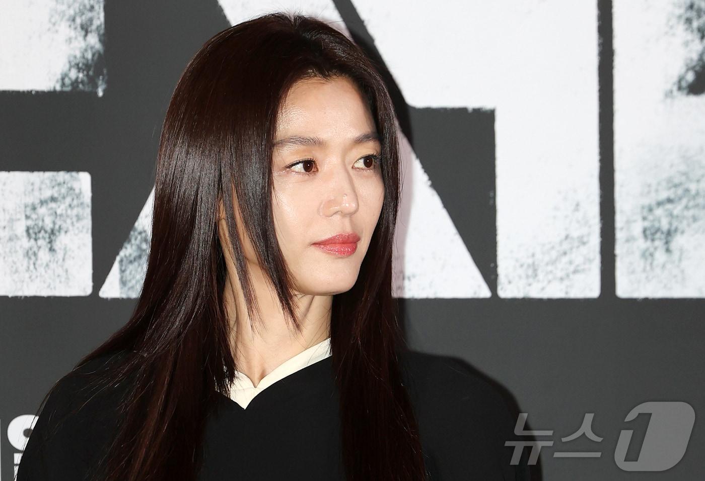본문 이미지 - 배우 전지현이 20일 서울 용산구 CGV용산아이파크몰에서 열린 영화 '군체' 기자간담회에 참석해 포즈를 취하고 있다. '군체'는 정체불명의 감염사태로 봉쇄된 건물 안, 고립된 생존자들이 예측할 수 없는 형태로 진화하는 감염자들에 맞서 벌이는 사투를 그린 작품으로 오는 21일 개봉한다. 2026.5.20 ⓒ 뉴스1 김진환 기자