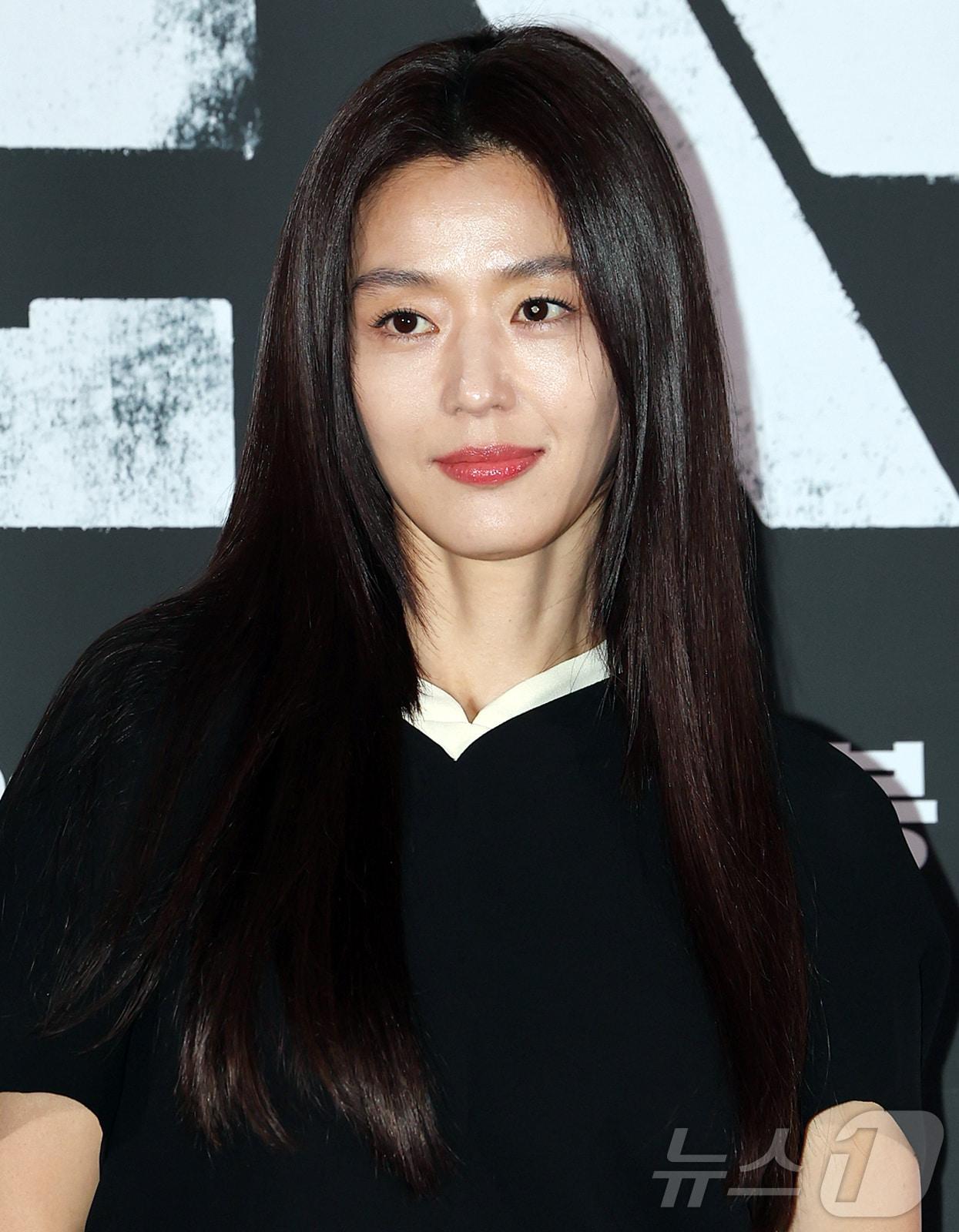 본문 이미지 - 배우 전지현이 20일 서울 용산구 CGV용산아이파크몰에서 열린 영화 '군체' 기자간담회에 참석해 포즈를 취하고 있다. '군체'는 정체불명의 감염사태로 봉쇄된 건물 안, 고립된 생존자들이 예측할 수 없는 형태로 진화하는 감염자들에 맞서 벌이는 사투를 그린 작품으로 오는 21일 개봉한다. 2026.5.20 ⓒ 뉴스1 김진환 기자