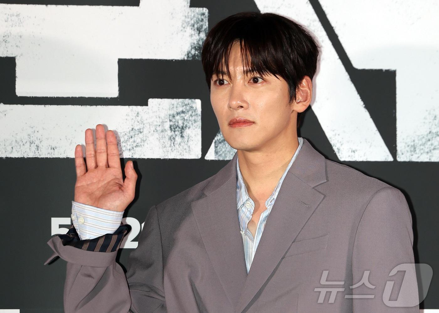 본문 이미지 - 배우 지창욱이 20일 서울 용산구 CGV용산아이파크몰에서 열린 영화 '군체' 기자간담회에 참석해 포즈를 취하고 있다. '군체'는 정체불명의 감염사태로 봉쇄된 건물 안, 고립된 생존자들이 예측할 수 없는 형태로 진화하는 감염자들에 맞서 벌이는 사투를 그린 작품으로 오는 21일 개봉한다. 2026.5.20 ⓒ 뉴스1 김진환 기자