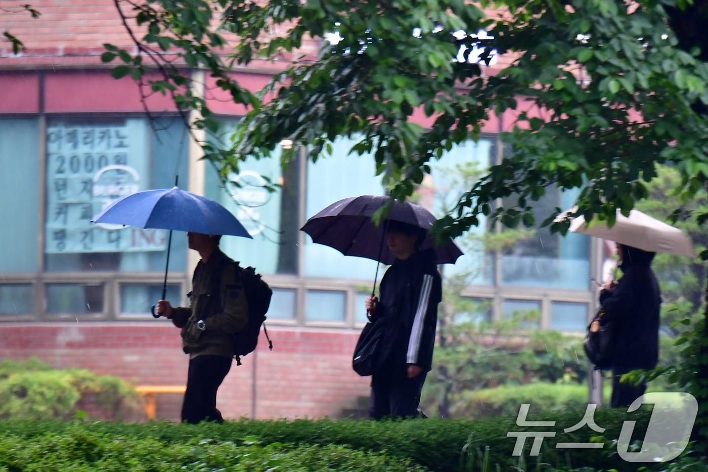 본문 이미지 - 20일 오후 경북 포항 선린대에서 강의를 마친 학생들이 잰걸음으로 이동하고 있다. 2026.5.20 ⓒ 뉴스1 최창호 기자