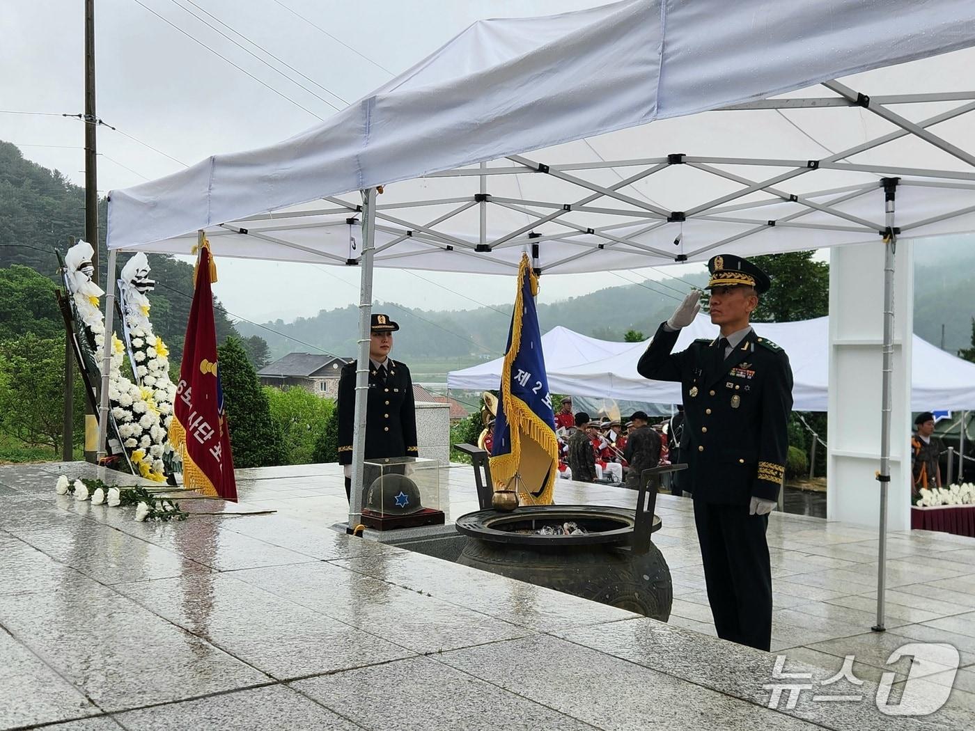 본문 이미지 - 김진성 육군 제6보병사단장이 20일 경기 가평군 용문산 전투 전적비에서 열린 '용문산 대첩 75주년 전승기념 행사'에서 선배 전우들의 넋을 기리며 경례하고 있다.(6사단 제공. 재판매 및 DB 금지)/뉴스1