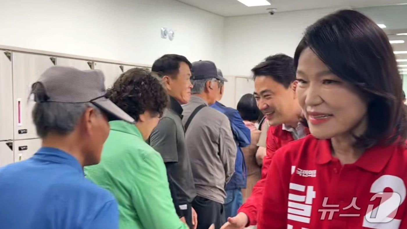 본문 이미지 - 대구 달성군 국회의원 보궐선거에 출마하는 이진숙 국민의힘 후보와 군수 선거에서 재선을 도전하는 최재훈 후보.(재판매 및 DB금지)