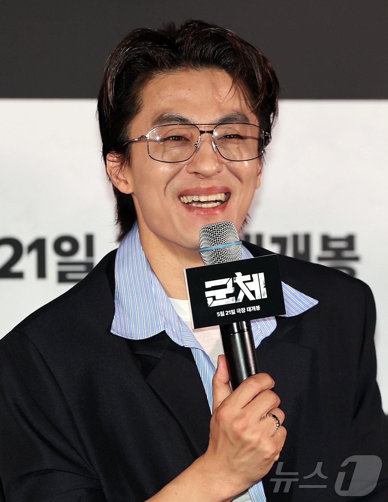 본문 이미지 - 배우 구교환이 20일 서울 용산구 CGV용산아이파크몰에서 열린 영화 '군체' 기자간담회에 참석해 취재진 질문에 답변하고 있다. '군체'는 정체불명의 감염사태로 봉쇄된 건물 안, 고립된 생존자들이 예측할 수 없는 형태로 진화하는 감염자들에 맞서 벌이는 사투를 그린 작품으로 오는 21일 개봉한다. 2026.5.20 ⓒ 뉴스1 김진환 기자