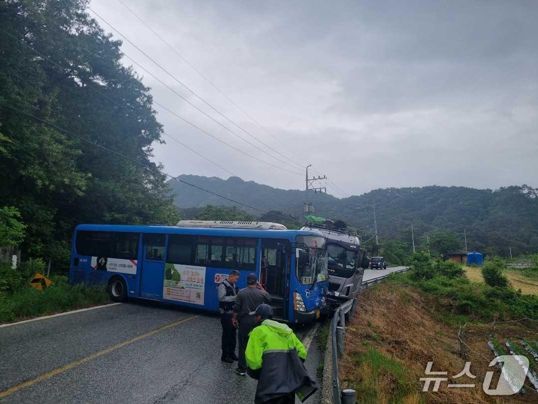 본문 이미지 - 원주 귀래면 교통사고 현장.(강원도소방본부 제공, 재판매 및 DB금지)
